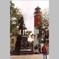 905-1333 Ostpreussenreise 2004. Ausflug nach Pillau. Der Leuchtturm und das Denkmal.jpg
